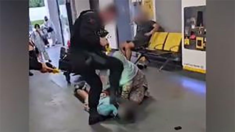 Un polic&iacute;a pisotea y golpea en la cabeza a una persona en un aeropuerto del Reino Unido (v&iacute;deo)