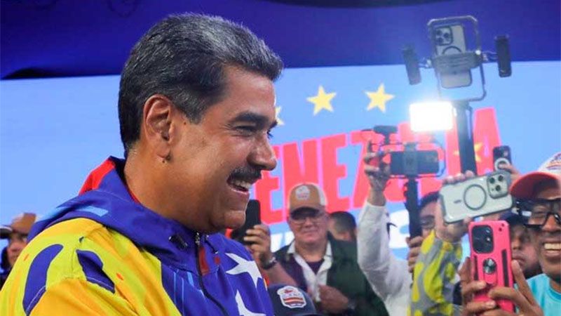 Venezuela est&aacute; de pie para seguir caminando su destino, afirm&oacute; Maduro