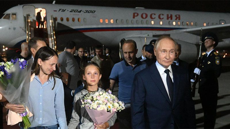 Putin recibe en el aeropuerto a los ocho presos rusos liberados en el canje con Occidente