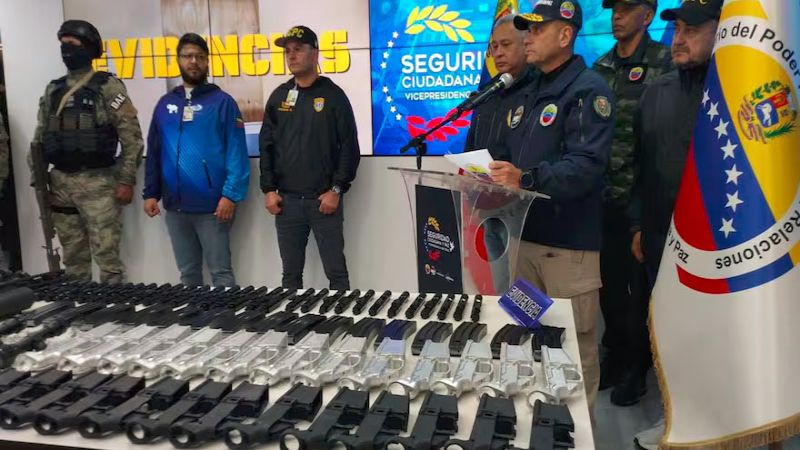 La Polic&iacute;a venezolana incauta arsenal con armas de guerra y municiones