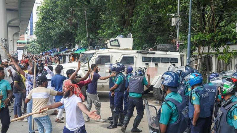 La jornada m&aacute;s letal de las protestas estudiantiles en Bangladesh deja 93 muertos