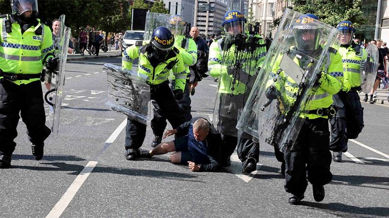 La Polic&iacute;a brit&aacute;nica eleva a casi 400 los detenidos por los disturbios de ultraderecha