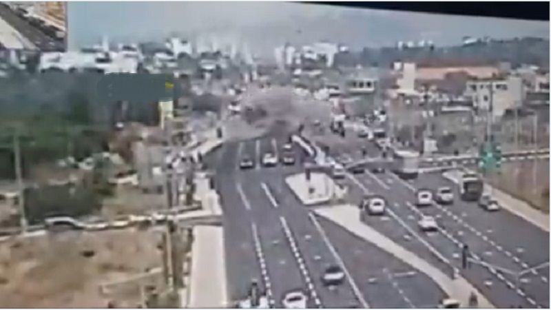 Un misil israel&iacute; falla e impacta en plena carretera llena de coches en Naharaya