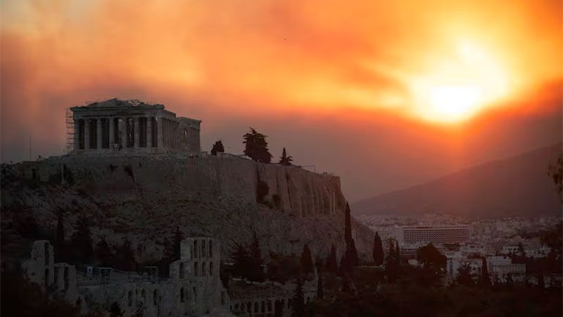 Decenas de miles de evacuados por un gran incendio a las puertas de Atenas