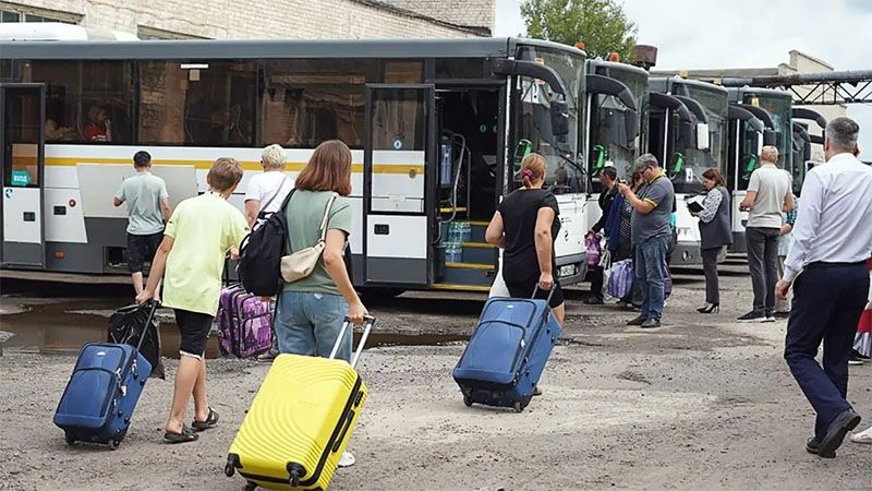 Evacuan a residentes de dos distritos rusos fronterizos con Ucrania