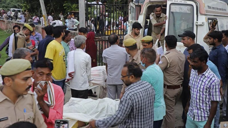 Mueren siete personas por una estampida humana en un templo del norte de India