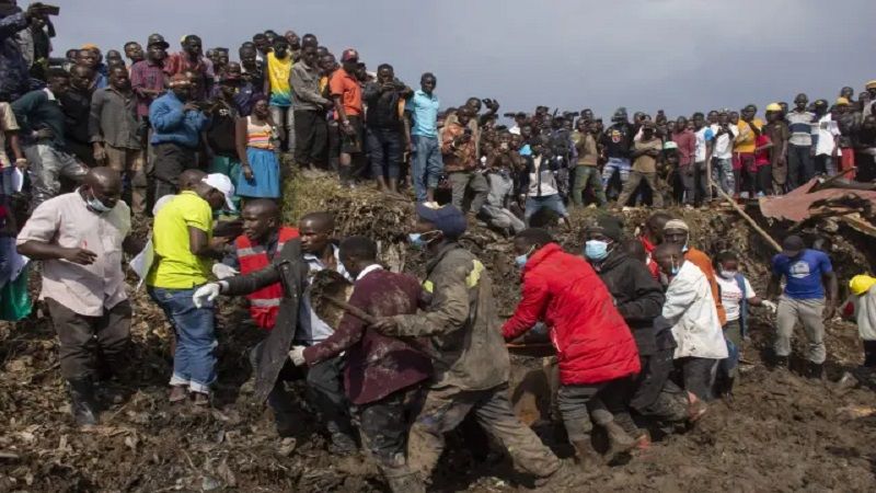 Aumenta a 23 el n&uacute;mero de fallecidos por una avalancha de basura en la capital de Uganda