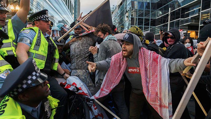 Polic&iacute;a y manifestantes se enfrentan a las puertas del Consulado israel&iacute; en Chicago