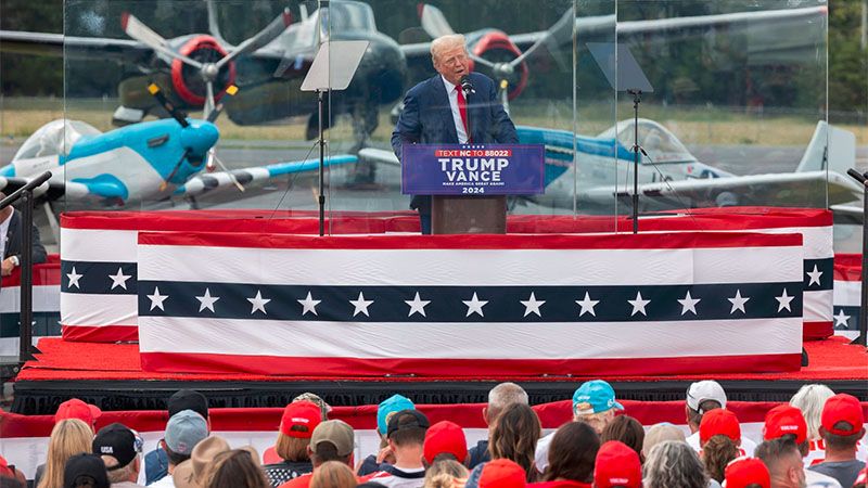 Trump reaparece en un mitin detr&aacute;s de cristales a prueba de balas