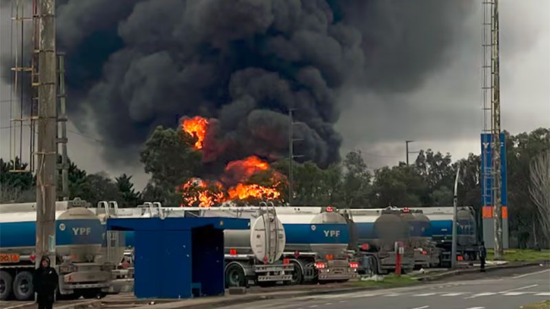 Los bomberos logran controlar el incendio en la mayor refiner&iacute;a de Argentina