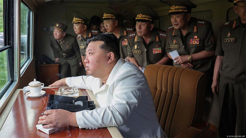 Kim Jong-un asiste a la prueba de nuevos lanzacohetes norcoreanos