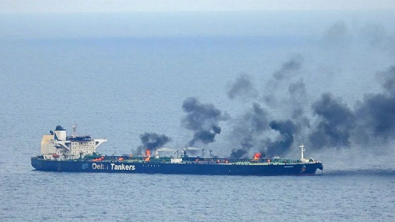 Yemen autoriza el remolque del carguero atacado en el mar Rojo por riesgo de vertido