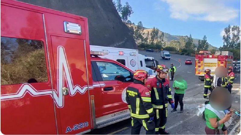 Mueren nueve personas por el volcamiento de un autob&uacute;s en Ecuador