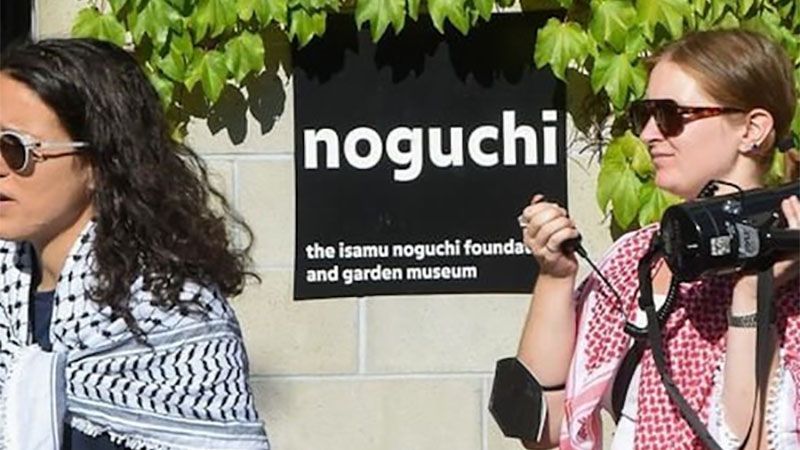 Museo Noguchi despide a tres empleados por llevar la bufanda tradicional palestina