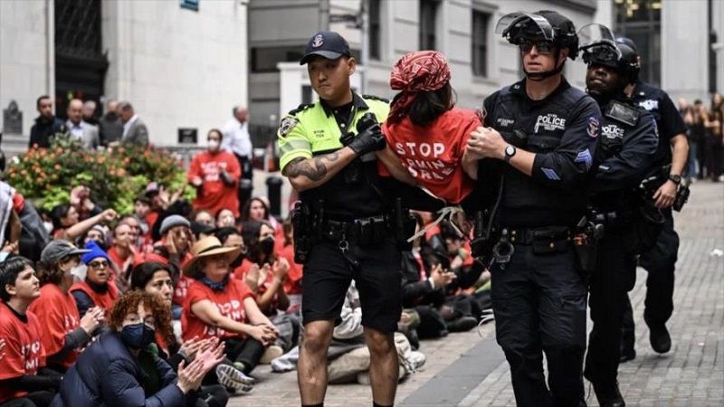 Detenidos m&aacute;s de 200 manifestantes en una sentada propalestina frente a la Bolsa de Nueva York