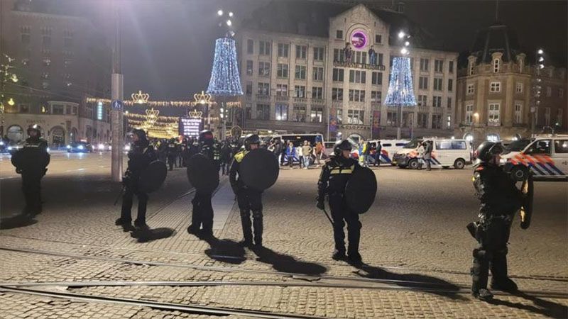 Batalla campal en &Aacute;msterdam despu&eacute;s de que hinchas israel&iacute;es desgarraran bandera palestina